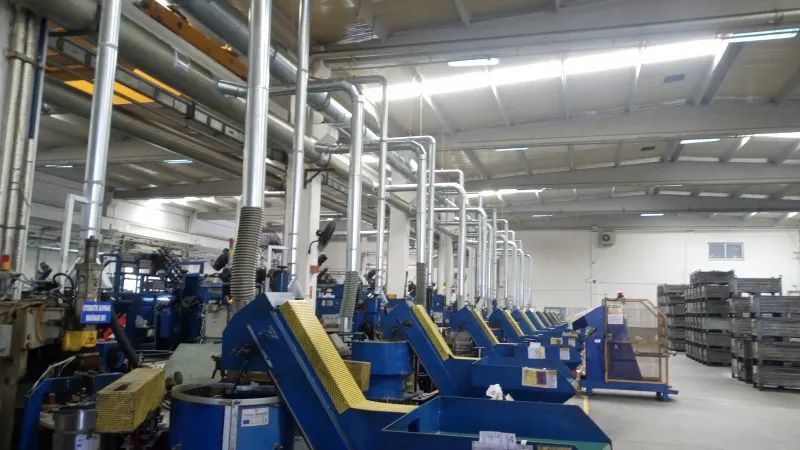 Machine-mounted oil mist extraction on a CNC line