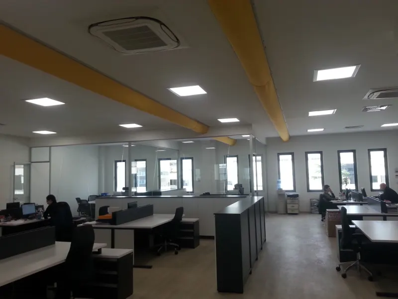 Fabric duct and cassette air conditioning in an office