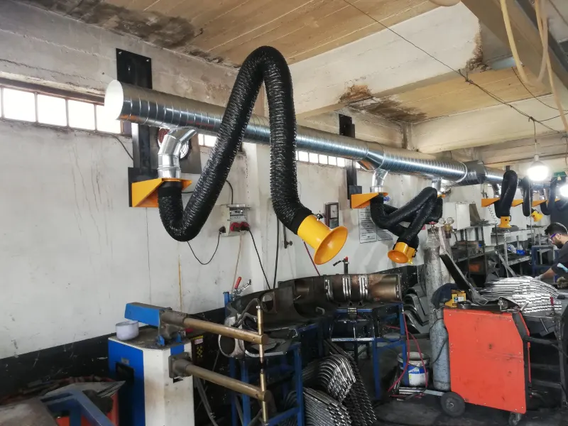 Flexible-hose fume extraction at welding stations