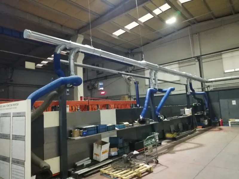 Extraction arms at assembly workstations